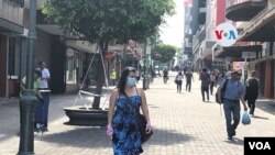 La gente con tapabocas o protectores faciales es la tónica en San José, capital de Costa Rica. Julio 4, 2020. 