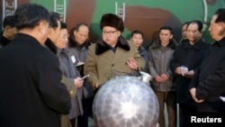 지난해 3월 김정은 북한 국무위원장이 핵탄두 기폭장치로 보이는 물체 앞에 서있는 모습을 조선중앙통신이 공개했다. 당시 통신은 김정은 위원장이 핵무기 연구 부문 과학자, 기술자들을 만나 핵무기 병기화 사업을 지도했다고 보도했다.