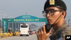 Sebuah bis yang membawa delegasi Korea Selatan berangkat menuju kawasan industri bersama Kaesong di Korea Utara, 14 Agustus 2013 (Foto: dok). Pejabat-pejabat Korea Selatan meninjau kawasan ini pasca kesepakatan kedua Korea untuk membuka kembali Kaesong awal pekan ini.