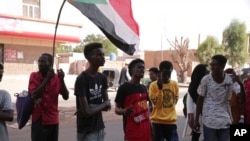 Para warga meneriakan yel-yel dalam sebuah protes di Khartoum, di tengah aksi unjuk rasa menentang kudeta militer yang terjadi Sudan, pada 4 November 2021.