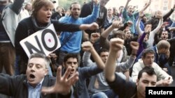 Ribuan warga Madrid, kebanyakan dari kalangan pemuda, melakukan protes atas kondisi ekonomi di Spanyol (26/9). Spanyol termasuk salah satu anggota zona euro dengan pengangguran tertinggi.