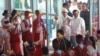 Jenderal Senior Min Aung Hlaing, kepala dewan militer Myanmar (kanan tengah) dan Ketua Dewan Restorasi Negara Bagian Shan-RCSS (SSA) Sao Yawd Serk menghadiri peringatan perjanjian gencatan senjata, di Naypyitaw, Myanmar, Minggu, 15 Oktober 2023. (Foto: Aung Shine Oo/AP Photo)