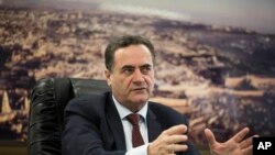 Menteri transportasi dan intelijen Israel, Yisrael Katz di kantornya di Tel Aviv, Israel, 7 Maret 2017. (Foto: dok).