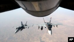 이슬람 수니파 무장단체 ISIL 공습에 투입된 미군 전투기가 이라크 상공에서 주유한 후 비행하고 있다. (자료사진)