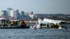 En esta imagen proporcionada por la Guardia Costera de EEUU, se ven restos del accidente aéreo en el río Potomac, cerca del Aeropuerto Ronald Reagan National de Washington, el 30 de enero de 2025, en Washington.