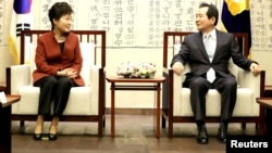 South Korean President Park Geun-hye talks with parliament speaker Chung Sye-kyun during their meeting at the National Assembly in Seoul, South Korea, Nov. 8, 2016.