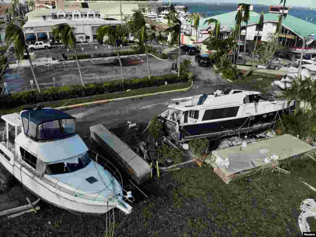 Botes dañados tras el paso del huracán Ian en Fort Myers, Florida, el 29 de septiembre de 2022. REUTERS/Marco Bello