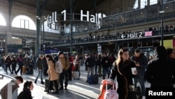Pasajeros esperan dentro de la sala de salidas mientras el tráfico se ha visto interrumpido en la estación de tren Gare du Nord tras el descubrimiento de una bomba sin explotar de la Segunda Guerra Mundial en medio de las vías del tren, Francia, 7 de marzo de 2025. 