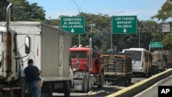 ARCHIVO - Transportistas aguardaban para surtir sus camiones con diésel en Caracas, Venezuela durante un momento de escasez en marzo del 2021. 