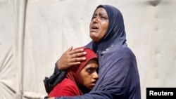 Palestinianos fogem da parte oriental de Khan Younis depois de receberem ordens do exército israelita para evacuar seus bairros