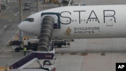 The Boeing 777-300ER aircraft of Singapore Airlines is parked after the SQ321 London-Singapore flight, which encountered severe turbulence, at Suvarnabhumi International Airport, near Bangkok, Thailand, May 22, 2024. 