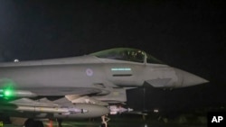 Um Typhoon FGR4 da Royal Air Force descola para efetuar ataques aéreos contra alvos militares Houthi no Iémen, a partir da RAF Akrotiri, Chipre, 22 de janeiro de 2024