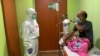 Dokter Cheras Sjarfi berbincang dengan seorang pasien di ruang isolasi di tengah lonjakan kasus baru COVID-19, di sebuah rumah sakit di Jakarta, 1 Juli 2021. (Foto: Yuddy Cahya/Reuters)