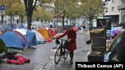 Une femme se promène au milieu des tentes d'un camp de fortune de migrants à Paris, 4 novembre 2016. 