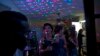 Jóvenes disfrazados bailan en una fiesta de Halloween en una residencia en La Habana, Cuba, el viernes 28 de octubre de 2016.