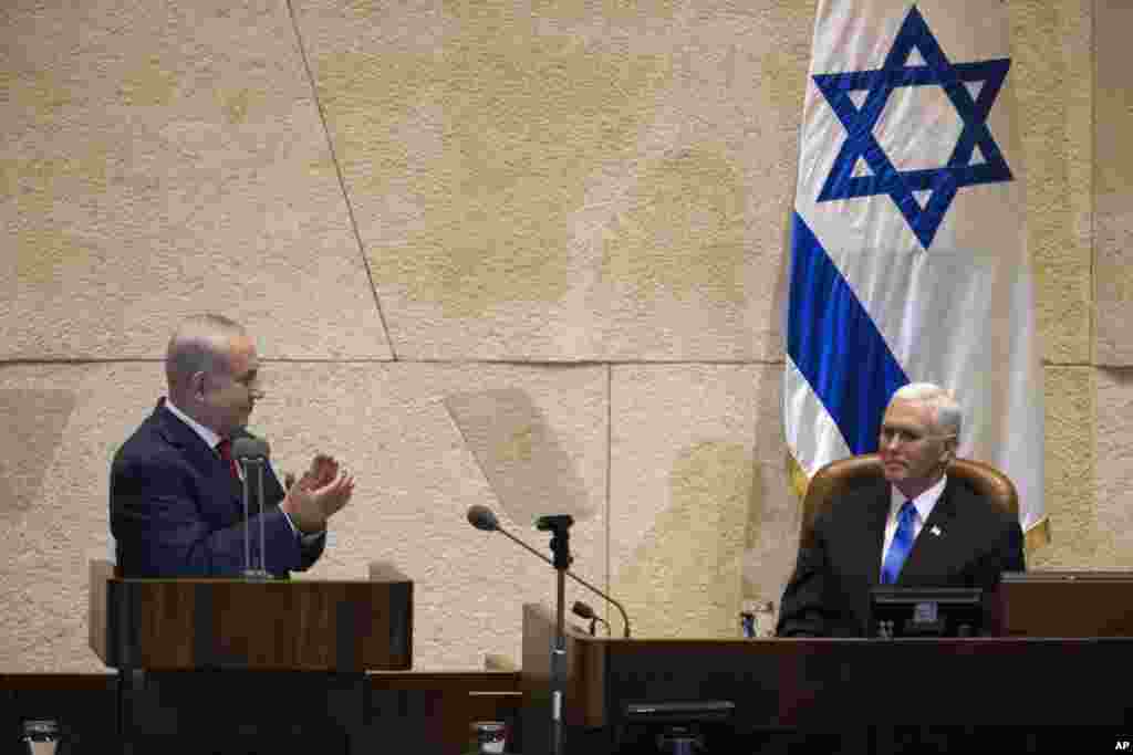 Mataimakin shugaban kasar Amurka Mike Pence a majalisar dokokin Isra'ila inda ya gana da 'yan majalisar,da suma Firayim Ministan Isra'ila Benjamin Netanyahu a Jerusalem, ranar Litinin 22 ga watan Janairu, 2018
