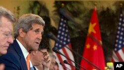 7月9日美国国务卿克里（左二）在北京钓鱼台国宾馆与中国有关官员就气候变化举行会谈