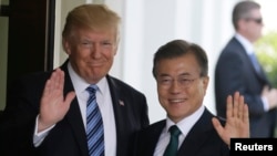 Presiden Amerika Serikat Donald Trump (kiri) menyambut Presiden Korea Selatan Moon Jae-in di Gedung Putih, Washington, 30 Juni 2017.