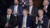Los miembros de la Cámara aplauden al representante Jim Jordan, republicano por Ohio mientras los legisladores se reúnen para realizar una tercera votación para elegir a un presidente de la Cámara, en el Capitolio de Washington, el viernes 20 de octubre de 2023.