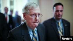 El líder de la mayoría del Senado de los Estados Unidos, Mitch McConnell (R-KY), regresa a su oficina después del almuerzo semanal republicano en el Capitolio de los Estados Unidos en Washington, Estados Unidos, el 14 de enero.