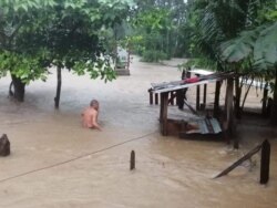 Un hombre camina entre las aguas de una zona inundada por el hucarán Eta en la Costa Caribe de Nicaragua. Foto cortesía de Radio Uraccan Siuna.