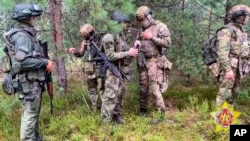 ARCHIVO - En esta imagen de un video distribuido por el ministerio de Defensa de Bielorrusia el 20 de julio de 2023, soldados del ejército bielorruso y mercenarios de la milicia privada Wagner asisten a maniobras cerca de la ciudad fronteriza de Brest. 