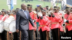 Le président de la RDC Joseph Kabila inspecte la garde d'honneur lors de célébration à Kindu, RDC, le 30 juin 2016.