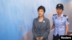 Park Geun-hye, Ex cheffe de l'Etat sud-coréenne, arrive devant un tribunal de Séoul, Corée du Sud, le 25 août 2017. REUTERS / Kim Hong-Ji 