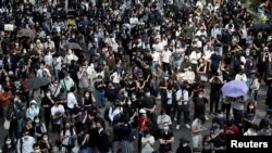 香港示威者聚集在港岛中心地区抗议。（2019年11月11日）