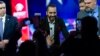El presidente de El Salvador, Nayib Bukele, estrecha la mano de sus partidarios después de hablar durante la Conferencia de Acción Política Conservadora, CPAC 2024, en National Harbor, en Oxon Hill, Maryland, el 22 de febrero de 2024.