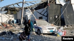 Suasana di sekitar pusat penahanan yang terkena serangan udara di Tajoura, pinggiran ibukota Libya, Tripoli, Libya, 3 Juli 2019.