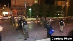 شاهدان عینی می گویند شبها در خیابان های مرکز شهر خرمشهر فضای امنیتی حاکم است. 