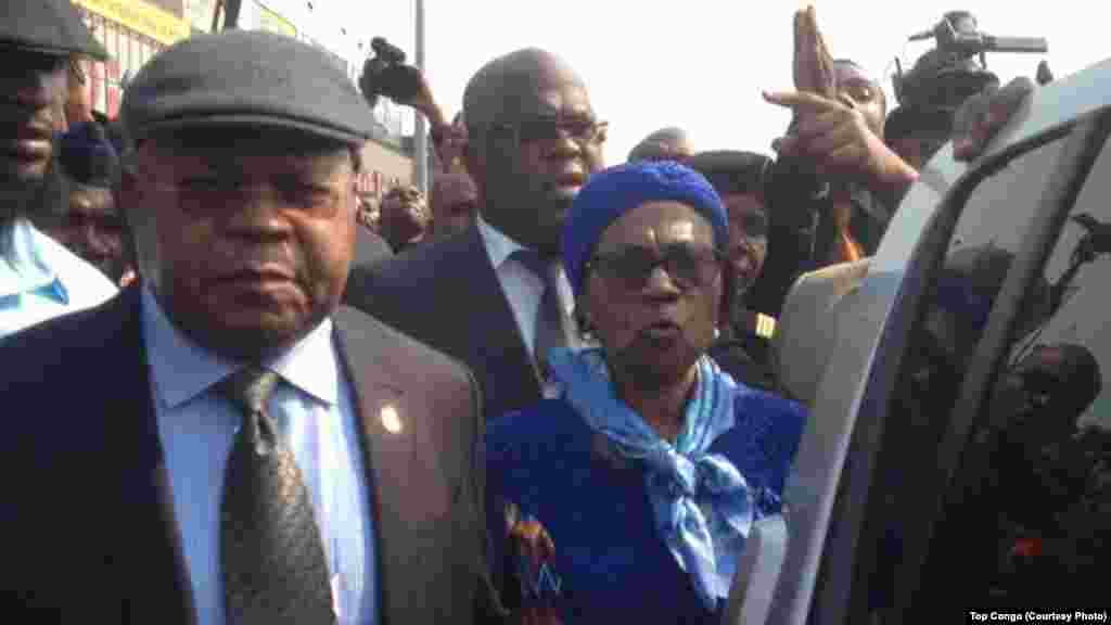 Etienne Tshisekedi, opposant historique et leader de l’Union pour la démocratie et le progrès social (UDPS), à gauche, accompagné de son épouse, Marthe Tshisekedi, à gauche, et des cadres de son parti, a atterri à l’aéroport international de N’Djili, le 27 juillet 2016.