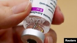 Un trabajador de la salud prepara una dosis de la vacuna de AstraZeneca contra el COVID-19.