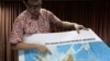 Deputi Menteri Kelautan Indonesia, Arif Havas Oegroseno, menunjukkan lokasi Laut Natuna Utara pada peta baru Indonesia, dalam konferensi pers di Jakarta, Indonesia, 14 Juli 2017. (Foto: dok).