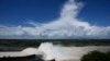 ARCHIVO - El agua fluye en la represa hidroeléctrica de Itaipú en la frontera compartida de Paraguay con Brasil, en Hernandarias, Paraguay, el 16 de marzo de 2023. AP