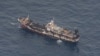 厄瓜多爾海軍在加拉帕戈斯群島附近的太平洋海域上監視一支大多插著中國國旗的漁船船隊中的一艘漁船。 （2020年8月7日）
