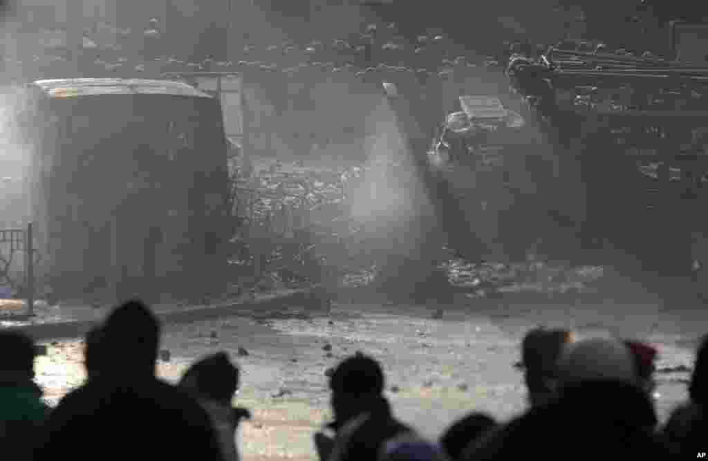 Protesters confront police in central Kyiv, Jan. 20, 2014.