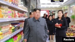 រូបភាព​ឯកសារ៖ លោក Kim Jong Un មេដឹកនាំ​កូរ៉េ​ខាង​ជើង​ធ្វើ​ទស្សនកិច្ច​ទៅ​កាន់​ហាង​លក់​ទំនិញ Taesong នៅ​មុន​ពេល​សម្ភោធ​ហាង​នេះ កាលពី​ថ្ងៃទី៨ ខែមេសា ឆ្នាំ២០១៩។