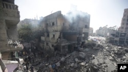 En esta imagen de archivo, palestinos revisan la destrucción causada por un bombardeo israelí en el campo de refugiados de Nuseirat, en la Franja de Gaza, el 8 de junio de 2024.