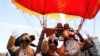 Sin desfile por COVID, los Reyes Magos recorren Sevilla en globo