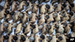 ARCHIVO - Esta fotografía facilitada por la Secretaría de Prensa de la Presidencia de El Salvador muestra a decenas de presos señalados como pandilleros en el Centro de Confinamiento del Terrorismo en Tecoluca, San Vicente, en El Salvador. 
