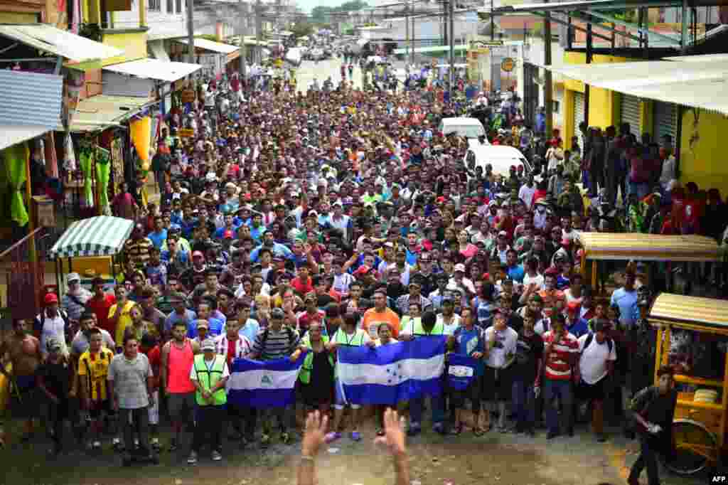 Migrantes se manifiestan pidiendo a las autoridades que permitan a los demás caminante cruzar en Ciudad Hidalgo, en el estado de Chiapas, en México, después de cruzar desde Guatemala, el 20 de octubre del 2018. Miles de migrantes que cruzaron la frontera
