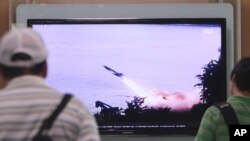 Warga Seoul melihat berita yang menunjukkan penembakan rudal oleh Korea Utara. (Foto: Dok)