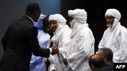 Photo d’archives : poignée de main entre le ministre malien des Affaires étrangères, Abdoulaye Diop, et les représentants des groupes rebelles armés maliens à la fin d'une cérémonie de l'accord de paix à Alger, la capitale algérienne, 1 mars 2015.