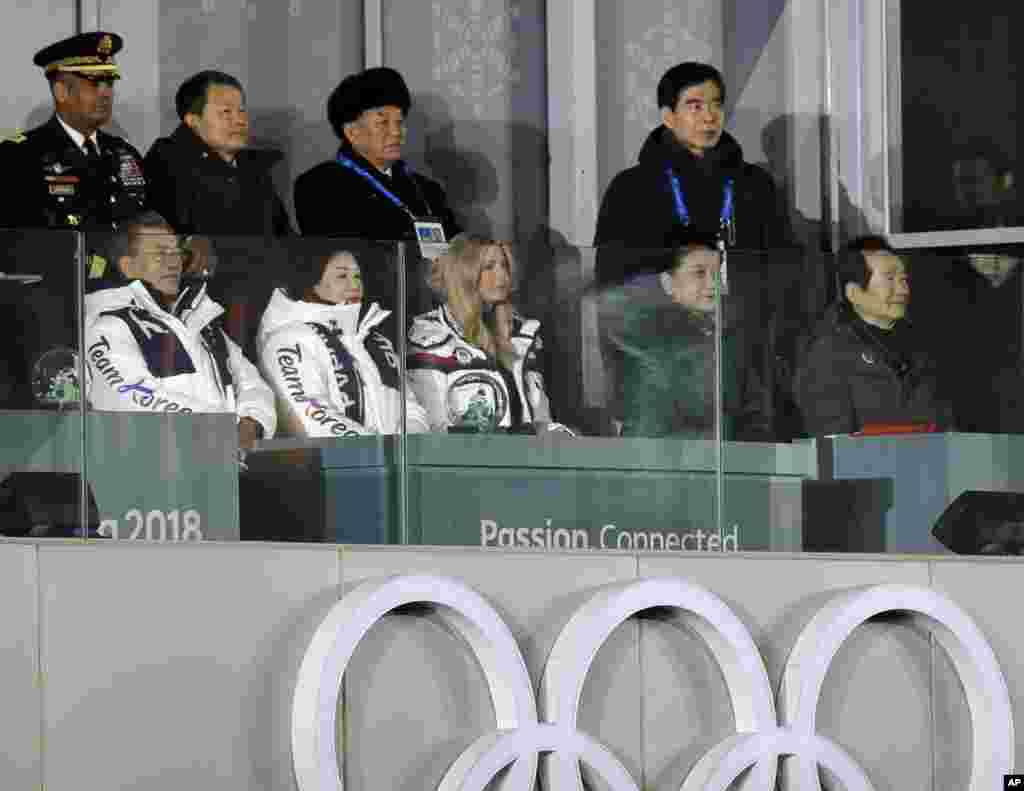 平昌冬奥会闭幕式上的贵宾：前排左起：韩国总统文在寅，韩国总统夫人金正淑，美国总统川普的女儿伊万卡，中国副总理刘延东。后排左三：朝鲜劳动党副委员会长金英哲。