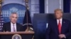 El asesor presidencial para temas de salud, Scott Atlas, junto al mandatario Donald Trump en una conferencia de prensa del Equipo de Trabajo para el Nuevo Coronavirus, en la Casa Blanca el 16 de septiembre de 2020.