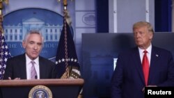 El asesor presidencial para temas de salud, Scott Atlas, junto al mandatario Donald Trump en una conferencia de prensa del Equipo de Trabajo para el Nuevo Coronavirus, en la Casa Blanca el 16 de septiembre de 2020.