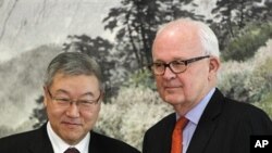 South Korean Foreign Minister Kim Sung-hwan, left, poses with US special envoy for North Korea Stephen Bosworth during their meeting at the Foreign Ministry in Seoul 22 Nov. 2010.