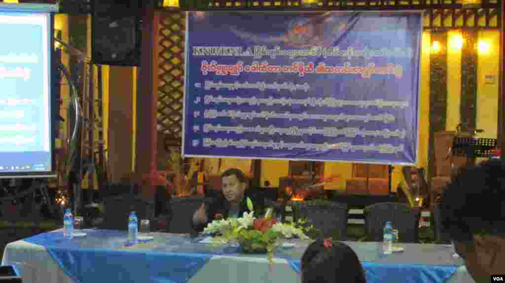 KNU/KNLA ငြိမ်းချမ်းရေးကောင်စီ ဗဟိုကော်မတီဝင် ဒေါက်တာတင်မိုသီရဲ့ ရန်ကုန်မြို့သတင်းစာရှင်းလင်းပွဲ။ သတင်းဓာတ်ပုံ- အောင်ရဲမောင်မောင်(VOA)
